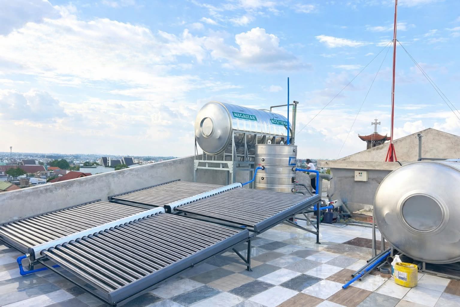 Hệ thống nước nóng năng lượng mặt trời cho khách sạn nhà nghỉ 15 phòng